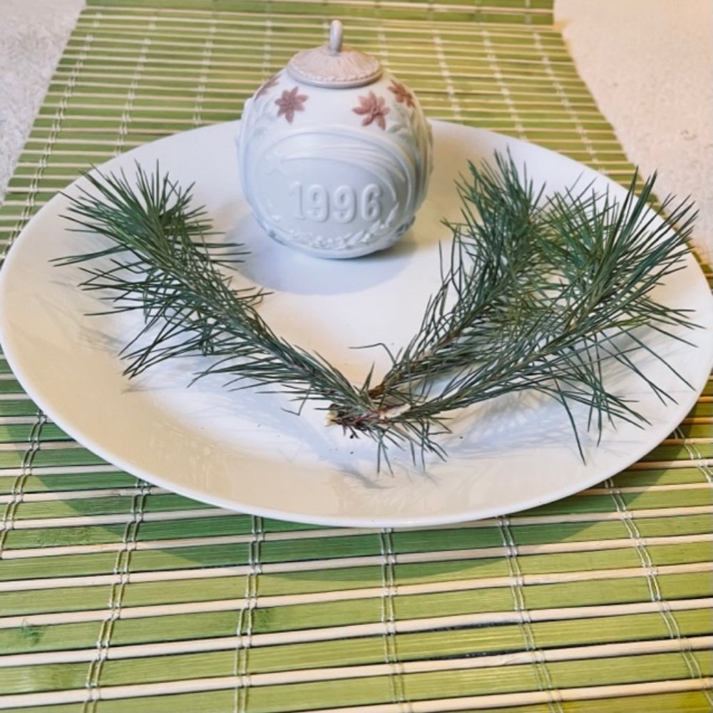 LLADRO Christmas COLLECTOR'S Ornament #235 Christ's Birth